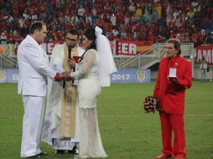 Disaksikan 10 Ribu Orang, Pasangan Ini Menikah Saat Pertandingan Bola