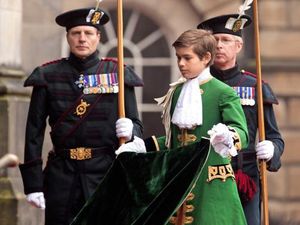 Dipuja Netizen, Putra Kerajaan Inggris Ini Lebih Hot dari Pangeran William