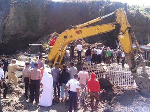 Pekerja Proyek Jembatan di Bondowoso Tertimbun Longsor Pekerja Proyek Jembatan di Bondowoso Tertimbun Longsor
