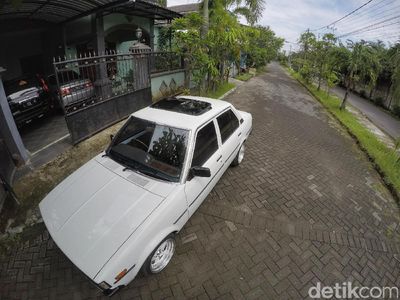 Sedan Retro Toyota Corolla DX 1980