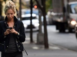 Honolulu Akan Denda Pejalan Kaki yang Lihat HP Sambil Menyeberang