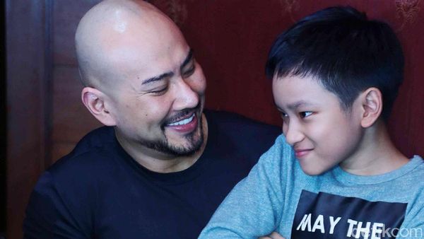 Reaksi Azka saat Melihat Video Deddy Corbuzier Nge-Dance