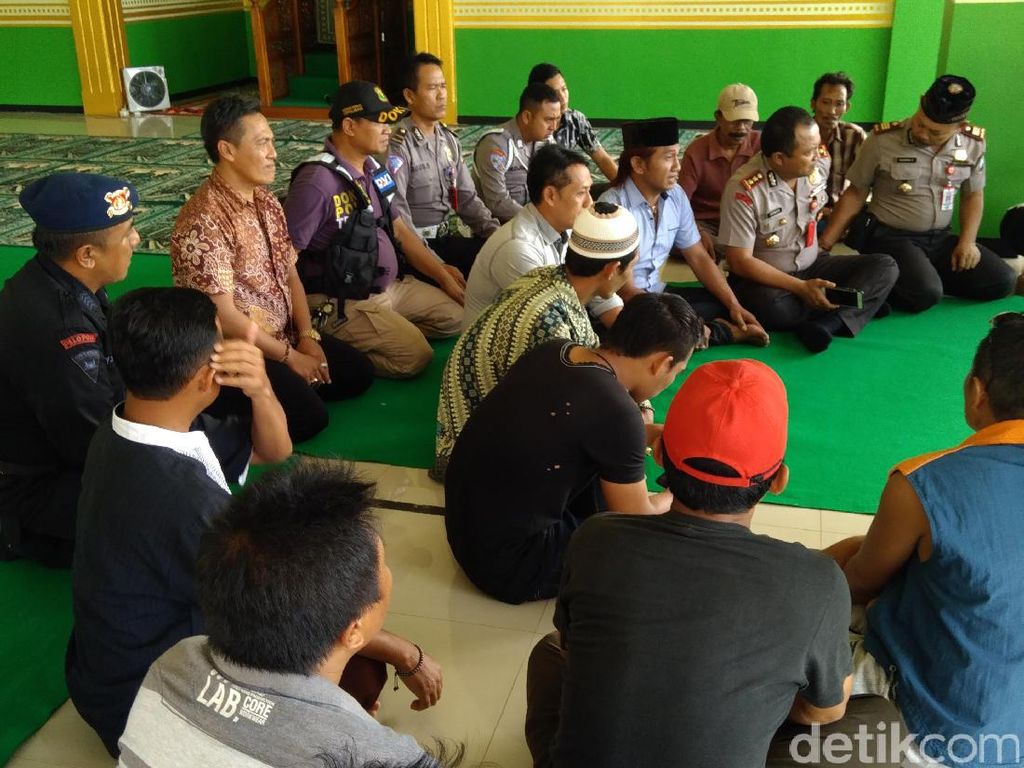 Polisi Datangi Padepokan Dimas Kenjeng Jelang Sidang Vonis Polisi Datangi Padepokan Dimas Kenjeng Jelang Sidang Vonis