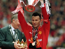 Dari daratan Britania, Ryan Giggs lebih dahulu mencapai 34 trofi selama 20 tahun memperkuat Manchester United. Mantan winger asal Wales itu tercatat sebagai pemain tersukses di dalam sepakbola Inggris. Foto: Stu Forster/ALLSPORT