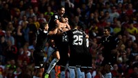 Pemain Sevilla merayakan gol ke gawang Arsenal. Gol kedua dalam laga itu dicetak oleh Steven NZonzi. (Hannah McKay/Reuters)
