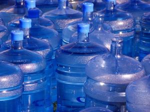 Pria Ini Berhasil Palsukan 300 Galon Air Kemasan Bermerek!