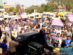 Tolak Angkutan Online, Ratusan Sopir Angkot di Karawang Mogok