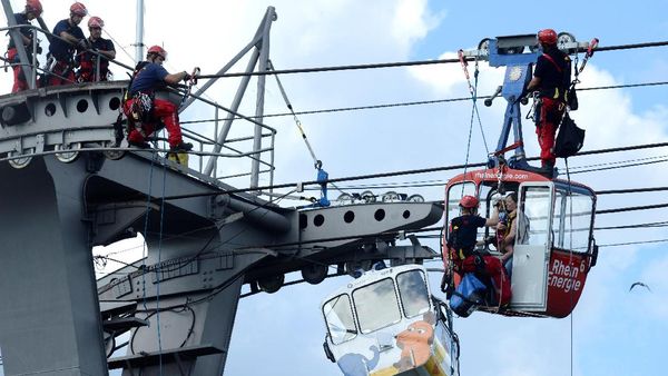 Momen Penyelamatan Puluhan Orang Terjebak Kereta Gantung di Jerman