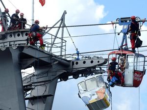 Momen Penyelamatan Puluhan Orang Terjebak Kereta Gantung di Jerman