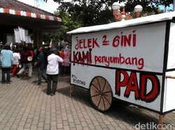 Ratusan Pedagang Kaki Lima Demo di DPRD Purworejo