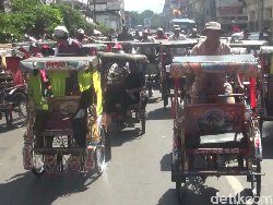 Protes Larangan Narik Penumpang, Mang Becak di Bandung Aksi Konvoi