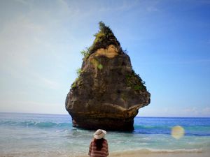 Wujud Batu Unik di Pantai Suwehan Bali