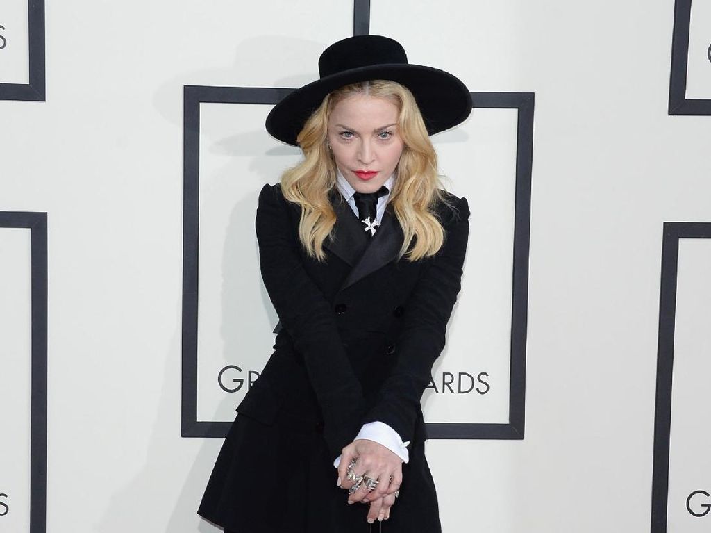 Madonna Larang Orang Sembarang Pegang Bajunya, Wajib Pakai Sarung Tangan