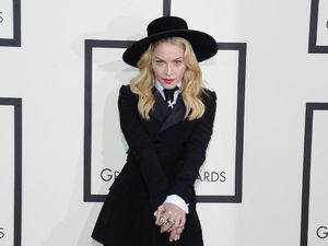Madonna Larang Orang Sembarang Pegang Bajunya, Wajib Pakai Sarung Tangan Madonna Larang Orang Sembarang Pegang Bajunya, Wajib Pakai Sarung Tangan
