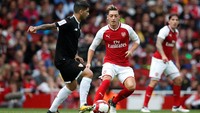 Mesut Oezil berduel lagi dengan Nolito. Pemain asal Spanyol itu baru saja pindah dari Manchester City. (Matthew Childs/Reuters)