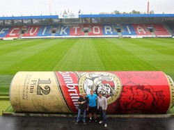 Unik! Tempat Bangku Cadangan di Lapangan seperti Kaleng Bir Raksasa