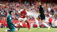 Kiper Arsenal, Petr Cech, tak kuasa membendung tendangan Joaquin Correa, yang merupakan salah satu pencetak gol Sevilla. (Matthew Childs/Reuters)
