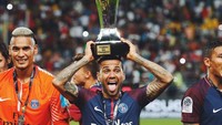 Dani Alves merupakan peraih 34 trofi bersama klub Eropa. Sevilla, Barca, Juventus, dan PSG yang dibawa menjadi juara. (Foto: Instagram @psg)