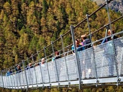 Jembatan Gantung Terpanjang Bagi Pejalan Kaki Dibuka di Zermatt Swiss