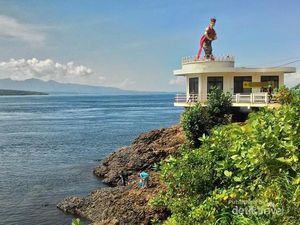 Warganet Takjub dengan Senja yang Melatari Patung Gandrung Banyuwangi