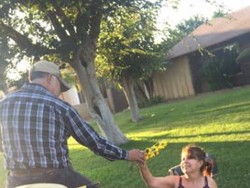 Kisah Romantis Kakek yang Petik Bunga untuk Istri Selama 40 Tahun