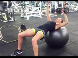 Rahasia Lengan Sekencang Hillary Swank, Inspirasi untuk Olahraga Pagi