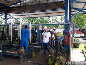 Polisi Sita Puluhan Ribu Karet Tabung Gas Tanpa SNI di Palembang