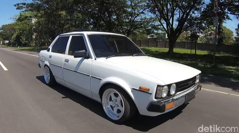 Sedan Retro Toyota Corolla DX 1980 