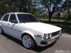 Sedan Retro Toyota Corolla DX 1980