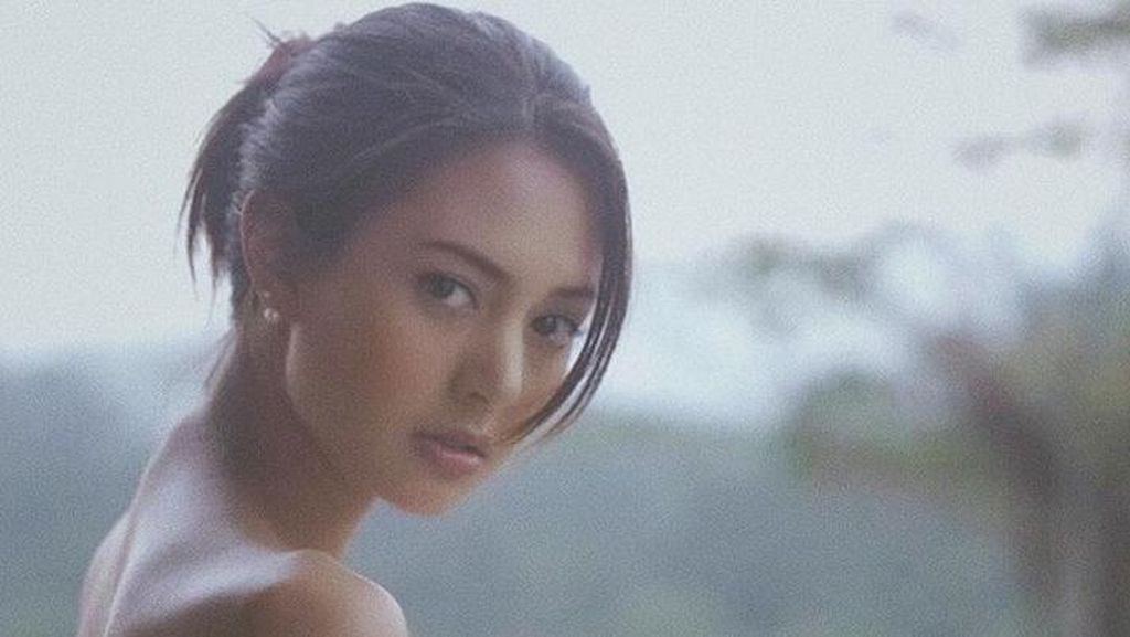 Awas Tersesat dalam Tatapan Aurelie Moeremans Awas Tersesat dalam Tatapan Aurelie Moeremans