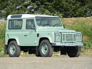 Land Rover Defender Mr. Bean Dilelang, Harganya Lebih Mahal