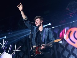 Kejutan! Ed Sheeran Muncul di Konser Shawn Mendes