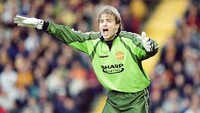 Mark Bosnich positif dinyatakan mengonsumsi ganja pada 2002 saat berkostum Chelsea. Kontraknya pun diputus setelah FA menjatuhkan hukuman sembilan bulan. (Foto: Ben Radford/Allsport)
