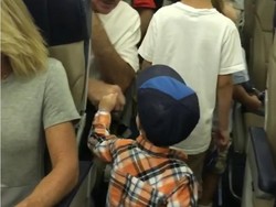 Gemes Banget! Anak Kecil Salam Tinju di Pesawat