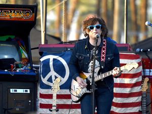 Duh! Ryan Adams Sindir Keras Personel The Strokes di Twitter