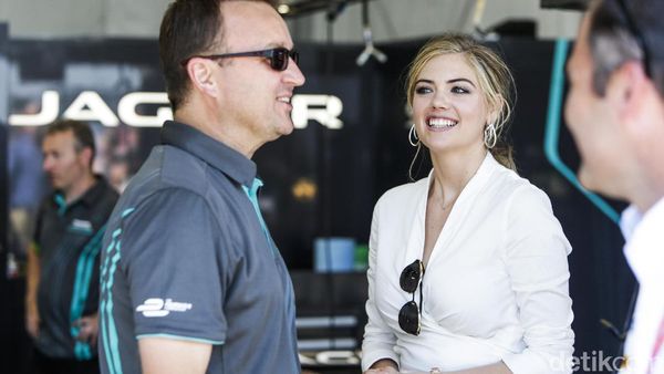 Aksi Kate Upton di Trek Balap Mobil Listrik