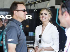 Aksi Kate Upton di Trek Balap Mobil Listrik