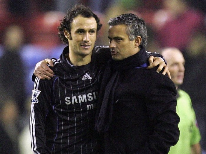 WIGAN, UNITED KINGDOM - DECEMBER 23:  Jose Mourinho of Chelsea celebrates their win with Ricardo Carvalho after the Barclays Premiership match between Wigan Athletic and Chelsea at The JJB Stadium on  December 23, 2006 in Wigan, England.  (Photo by Laurence Griffiths/Getty Images)
