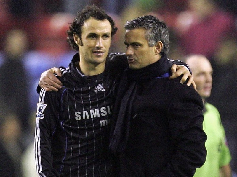 WIGAN, UNITED KINGDOM - DECEMBER 23:  Jose Mourinho of Chelsea celebrates their win with Ricardo Carvalho after the Barclays Premiership match between Wigan Athletic and Chelsea at The JJB Stadium on  December 23, 2006 in Wigan, England.  (Photo by Laurence Griffiths/Getty Images)