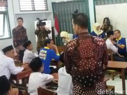 Duduk di Bangku Kelas, Jokowi Perhatikan Siswa MTs Diimunisasi MR