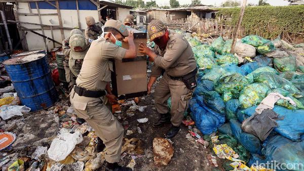 Satpol PP Bantu Evakuasi Barang Warga di Taman BMW