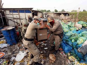Satpol PP Bantu Evakuasi Barang Warga di Taman BMW