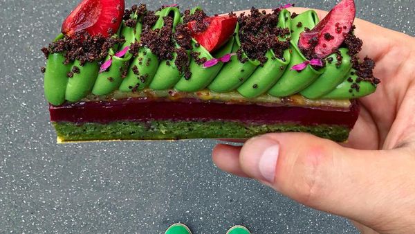 Keren! Pastry Chef Ini Bikin Foto Pastry Senada dengan Warna Sepatunya