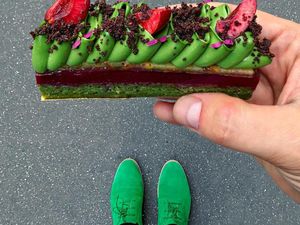 Keren! Pastry Chef Ini Bikin Foto Pastry Senada dengan Warna Sepatunya