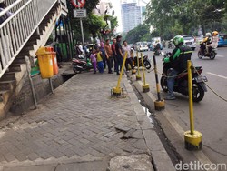 Ada Pembatas Trotoar Sederhana di Jl Casablanca, Efektifkah?