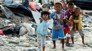Kehidupan Anak-anak di Balik Tumpukan Sampah di Taman BMW