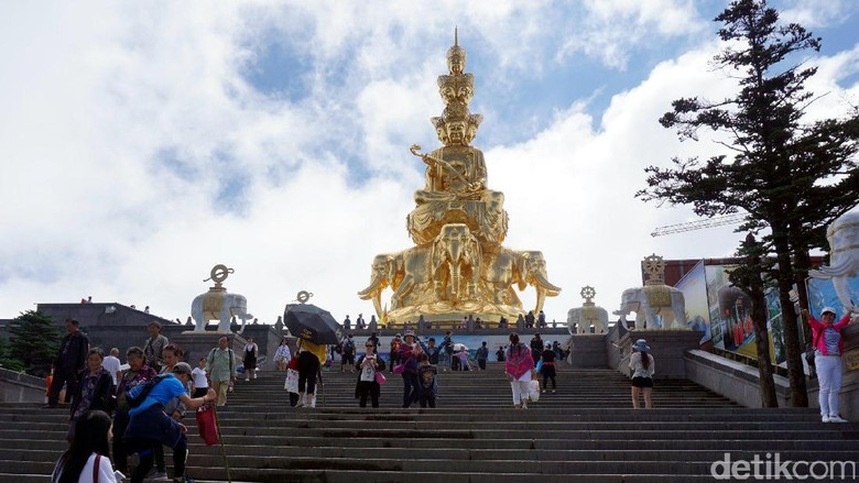 Mendaki Gunung Emei untuk melihat Patung Buddha emas raksasa (Wahyu/detikTravel)