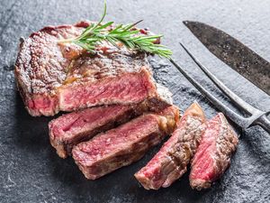 Rayakan Hari Jadian dengan Makan Steak, Pasangan Ini Temukan Belatung di Dalam Daging Rayakan Hari Jadian dengan Makan Steak, Pasangan Ini Temukan Belatung di Dalam Daging