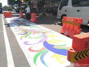 Giliran Jalanan di Situbondo Dicat Motif Batik Giliran Jalanan di Situbondo Dicat Motif Batik