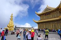  Vihara, patung Buddha, dan banyaknya wisatawan yang ketika itu berkunjung (Wahyu/detikTravel)